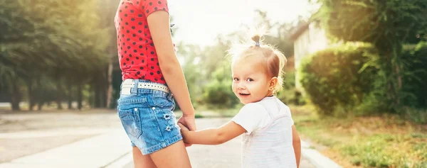 Küçük Kız Kardeş Yaz Parkında Birlikte Yürüyorlar Aile Değerleri Konsepti — Stok fotoğraf