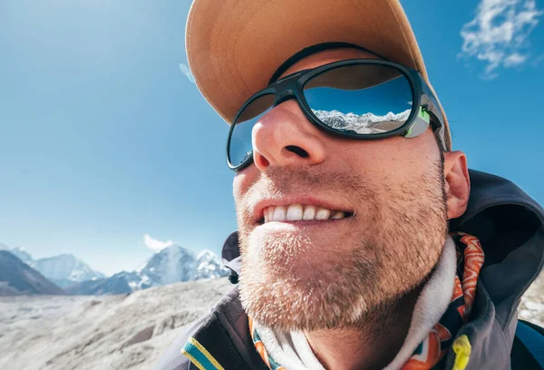 Retrato Ángulo Lente Ultra Ancho Montaña Gran Altitud Sonriendo Sin —  Fotos de Stock