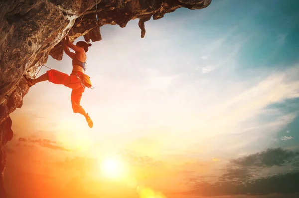 Sportliche Frau Klettert Auf Überhängenden Felsen Mit Sonnenuntergang — Stockfoto