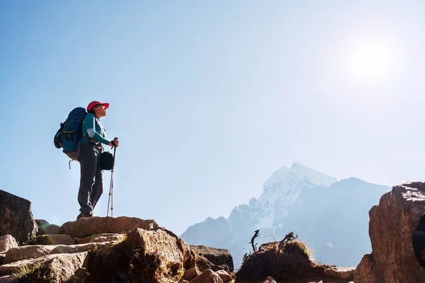 Молода Самотня Альпіністка Крутому Краю Насолоджується Горою Thamserku 6608 Під — стокове фото