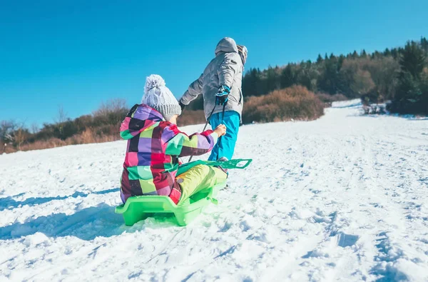 Kleiner Junge Trägt Mädchen Schlitten Und Genießt Die Winterrodelzeit Lustiges — Stockfoto