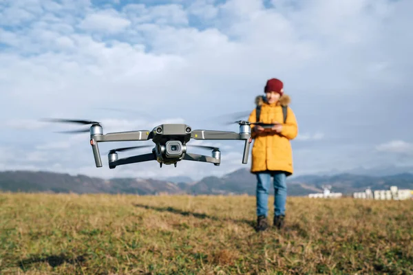 Nahaufnahme Einer Fliegenden Drohne Mit Teenager Junge Gelber Jacke Hintergrund — Stockfoto