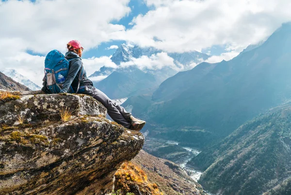 Junge Wanderer Backpacker Sitzen Auf Der Klippe Und Genießen Die — Stockfoto