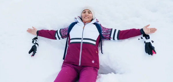 Jong Glimlachend Vrouwtje Liggend Witte Sneeuw Wijd Opende Haar Armen — Stockfoto