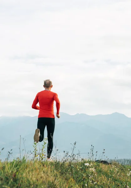 Uomo Vestito Rosso Camicia Maniche Lunghe Corre Dalla Strada Con — Foto Stock