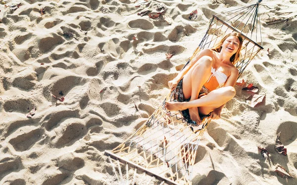 Bella Giovane Donna Bikini Altalena Amaca Sulla Spiaggia Sabbiosa Allegra — Foto Stock
