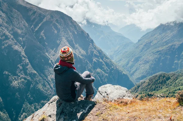 Junge Wanderrucksacktouristen Sitzen Gipfelrand Und Genießen Die Aussicht Auf Das — Stockfoto