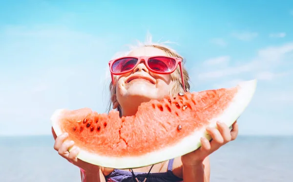 Niña Gafas Sol Color Rosa Con Gran Segmento Sandía Retrato —  Fotos de Stock