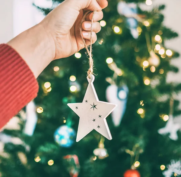 Närbild Bild Kvinnlig Hand Hängande Jul Trä Stjärna Dekoration Gran — Stockfoto
