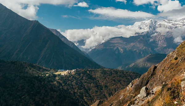 Everest Ana Kampı 'ndan (EBC) Tengboche Manastırı' na giden hava görüntüsü ve arka planda karlı Kongde Ri Dağı 6187 metre. Sagarmatha Ulusal Parkı, Nepal.