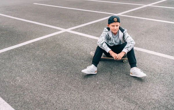 Menino Skatista Adolescente Com Skate Sentado Parque Asfalto Descansando Depois — Fotografia de Stock