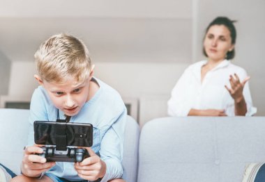 Anne, boş zamanlarını elektronik aletlerle ve oyunlarla geçiren genç oğlundan memnun değil. İlişkiler gençlerin ebeveynlerin konsept imajına karşı.