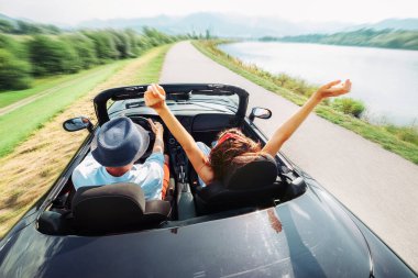 Cabriolet arabasında aşık bir çift.