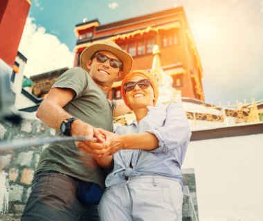 Turist çift, Tibet görüşünde kendi fotoğrafını çekiyor.