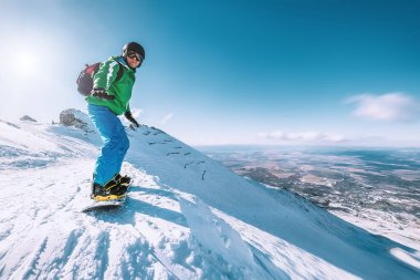 Snowboardcu dağların tepesinde kalıyor, Tatranska Lomnica, Slovakya