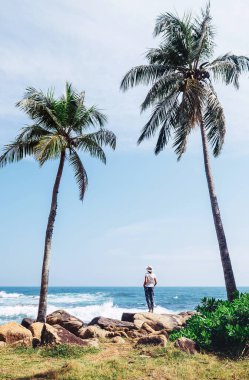 Güney noktası Sri Lanka Adası - Dondra Burnu, kadın kıyıda duruyor ve ufuk çizgisine bakıyor