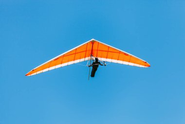 Yükselen yamaç paraşütü gökyüzünde