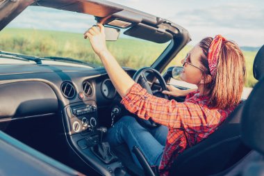 Kadın Cabriolet 'i yolda sürüyor.