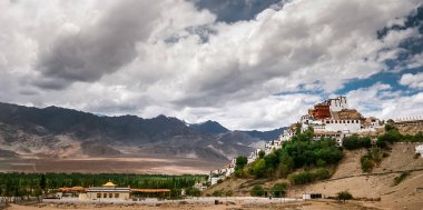 Leh, Ladakh, Kuzey Hindistan 'daki Thiksey manastırı.