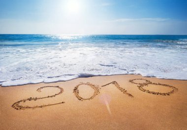 Eski Yıl 2018 'in son kullanma tarihi tropikal kum. Okyanus sahili harfi konsept resmi