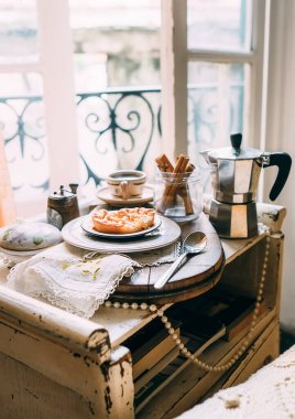 Sabah kahvesi ve bisküvi. İtalya sabahı. Klasik stil