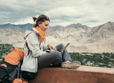 Dizüstü bilgisayarı olan sırt çantası dağ yerleşiminin altında en üst görüş noktasında oturuyor