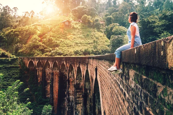 Mujer Sienta Puente Nueve Arcos Demodara Vista Más Visitada Ciudad — Foto de Stock