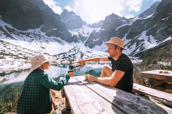 父子俩徒步旅行 在山湖边休息喝茶 — 图库照片