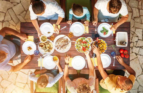 Família Grande Ter Jantar Com Refeição Fresca Cozida Terraço Jardim — Fotografia de Stock