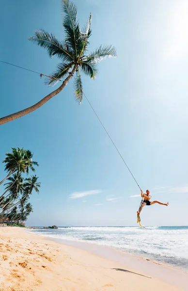 Glücklicher Mann Baumelt Auf Tropischer Palmenschaukel — Stockfoto