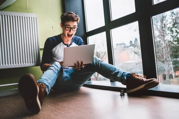 Guy Zit Vloer Kijkt Iets Indrukwekkend Laptop — Stockfoto