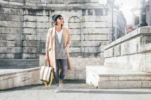 Kvinna Trend Höst Flerskiktade Outfit Promenader Stadens Gamla Gata — Stockfoto