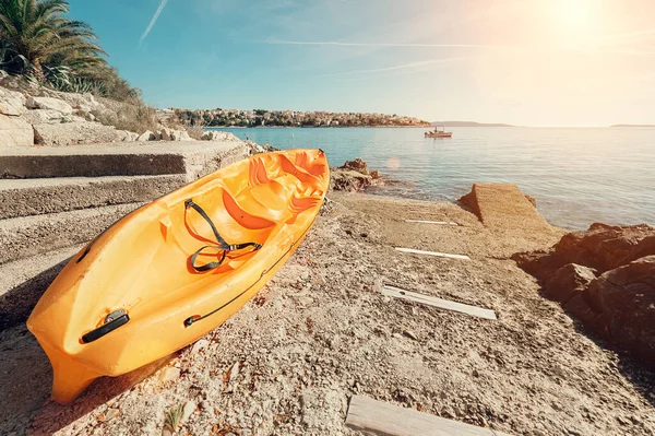 Kayak Orange Vif Est Sur Jetée Mer Pierre — Photo