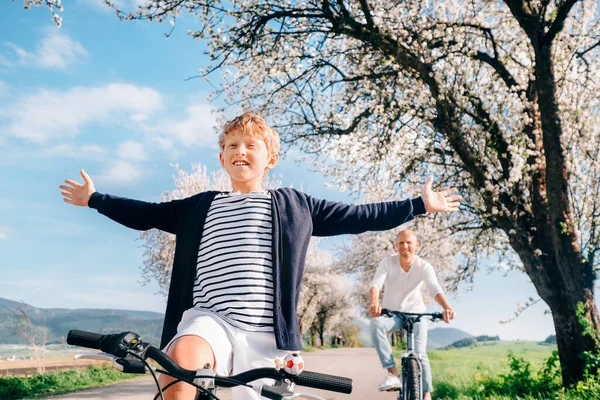 Fericit Băiat Plimbare Bicicletă Tatăl Său — Fotografie, imagine de stoc