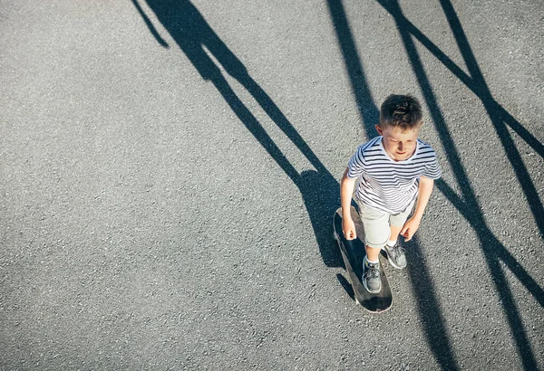 スケートボード上の男の子のスケート 市のスポーツ活動 — ストック写真