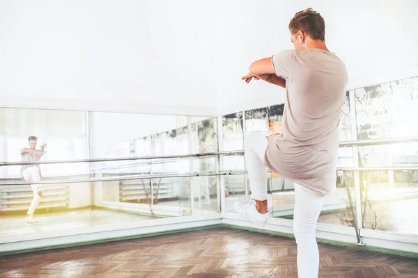 Jugendlicher Modern Art Tänzer Übt Tanzbewegungen Vor Dem Spiegel Tanzsaal — Stockfoto
