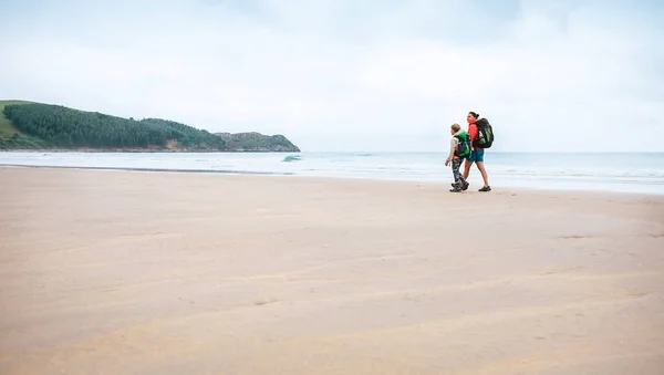Mother Son Walks Together Sandy Beach Famous Camino Del Norte — Stock Photo, Image