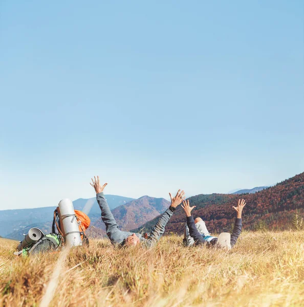 Pai Aon Mochileiros Caminhantes Mentir Com Mãos Para Cima — Fotografia de Stock