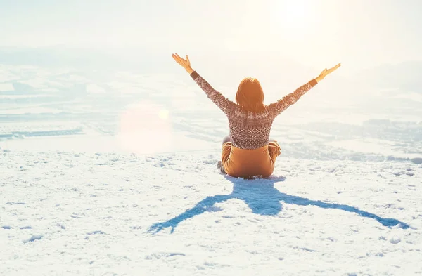 Glückliche Frau Sitzt Auf Dem Schneebedeckten Berg Über Der Stadt — Stockfoto