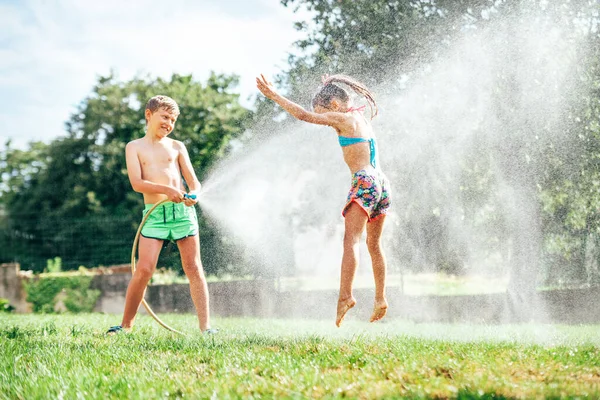 Deux Enfants Jouent Dans Jardin Déversent Tuyau Font Pleuvoir — Photo