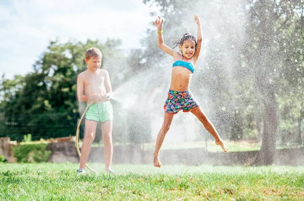 Atividade Dias Quentes Verão Menina Feliz Salta Sob Água Quando — Fotografia de Stock