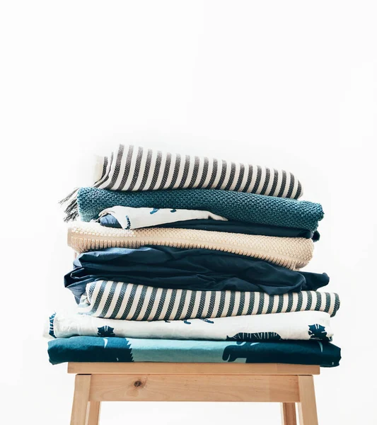 Ręczniki Koce Inne Tekstylia Domowe Kolorze Niebieskim Beidge Składane Stołku — Zdjęcie stockowe