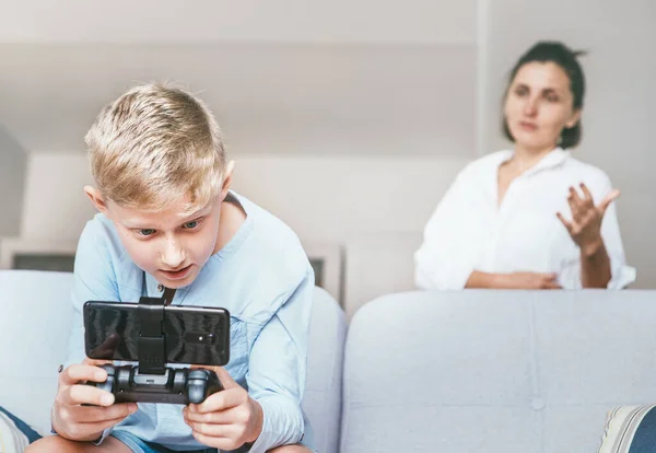 Mother Unhappy Teenager Son Who Spent His Free Time Electronic — Stock Photo, Image