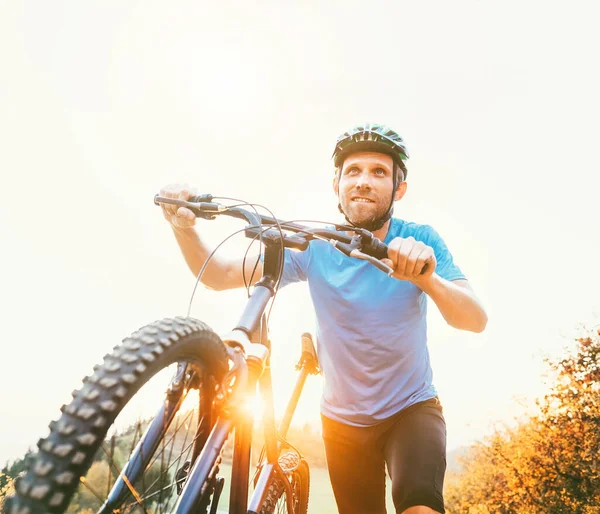 Jeune Homme Souriant Poussant Vtt Vers Haut Colline Voyage Aventure — Photo