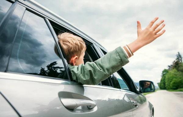 Rapaz Feliz Olhar Para Fora Janela Automóvel — Fotografia de Stock