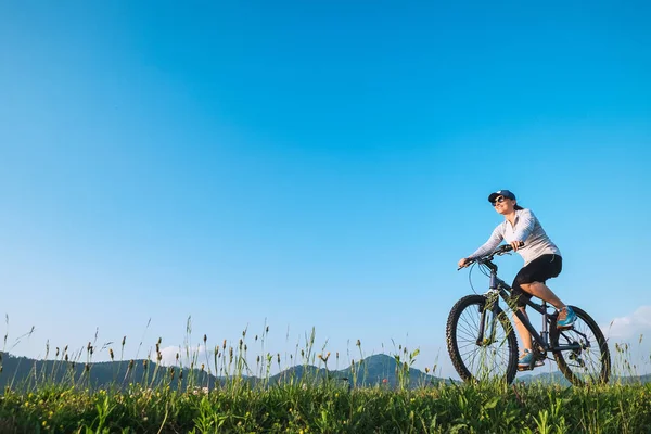 Woman Ride Bike Summertime Activity — Stock Photo, Image