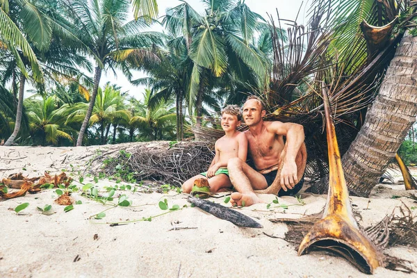 Far Och Son Sitter Tillsammans Egentillverkad Hydda Och Leker Robinzones — Stockfoto