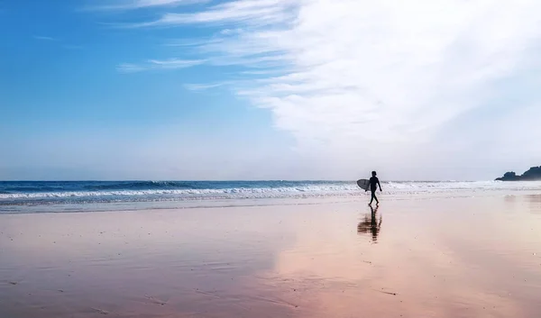 Surfer Surfingiem Spacery Linii Brzegowej — Zdjęcie stockowe