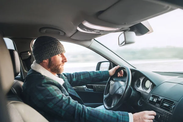 Sıcak Giyimli Sakallı Adam Yeni Modern Bir Araba Kullanıyor Araba — Stok fotoğraf