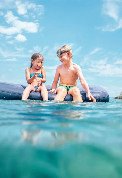 Schwester Und Bruder Haben Spaß Beim Schwimmen Auf Aufblasbaren Matratzen — Stockfoto